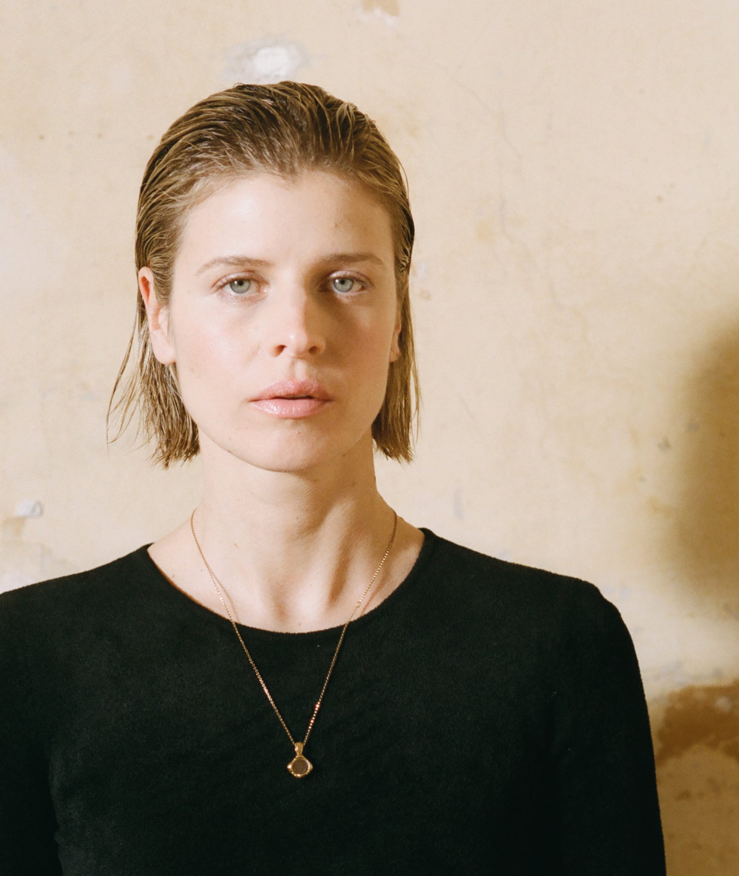 Model wearing Alighieri Gold Necklace Pool of Confidence