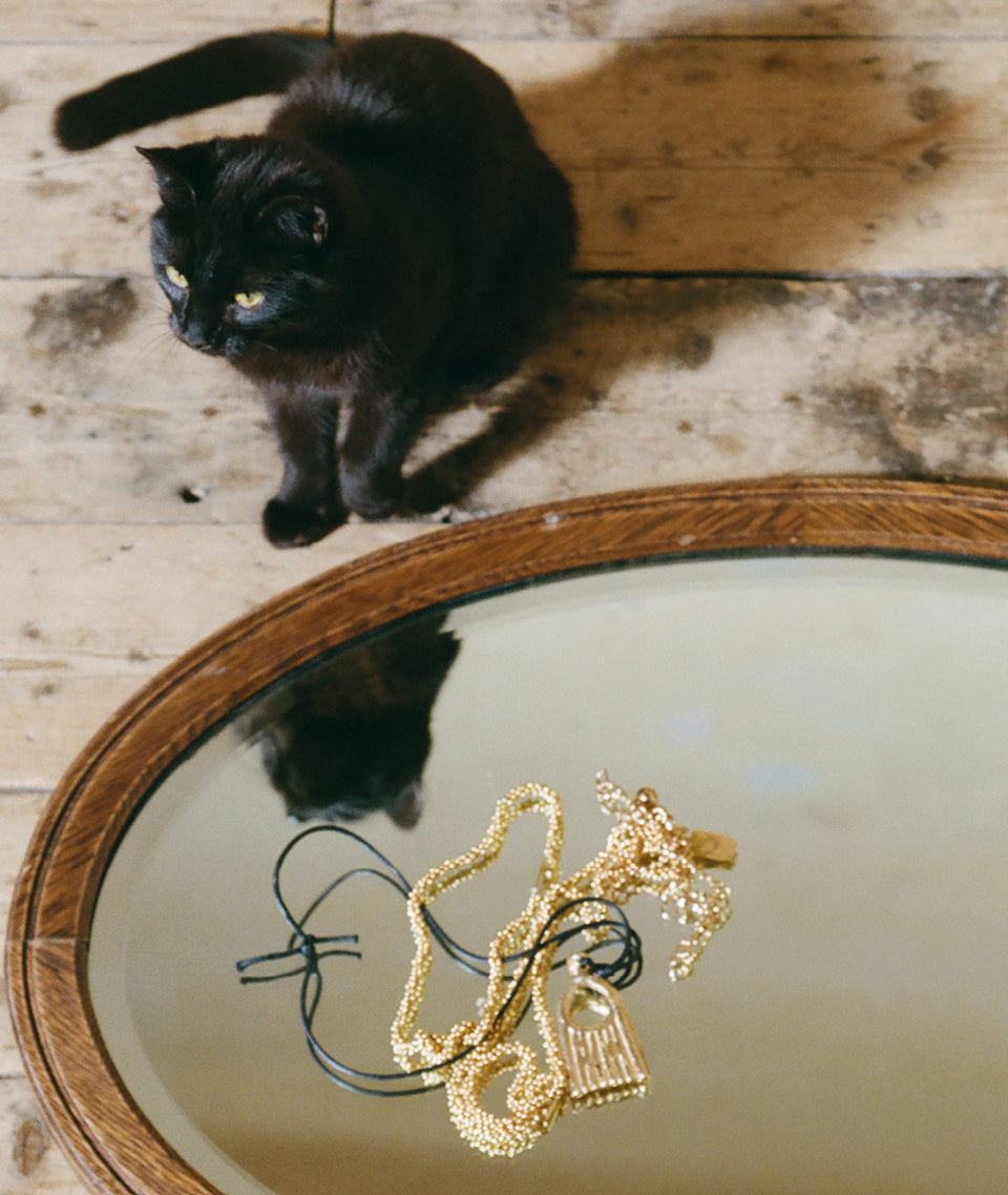 Model wearing Alighieri Gold Necklace The Twist of Fate 