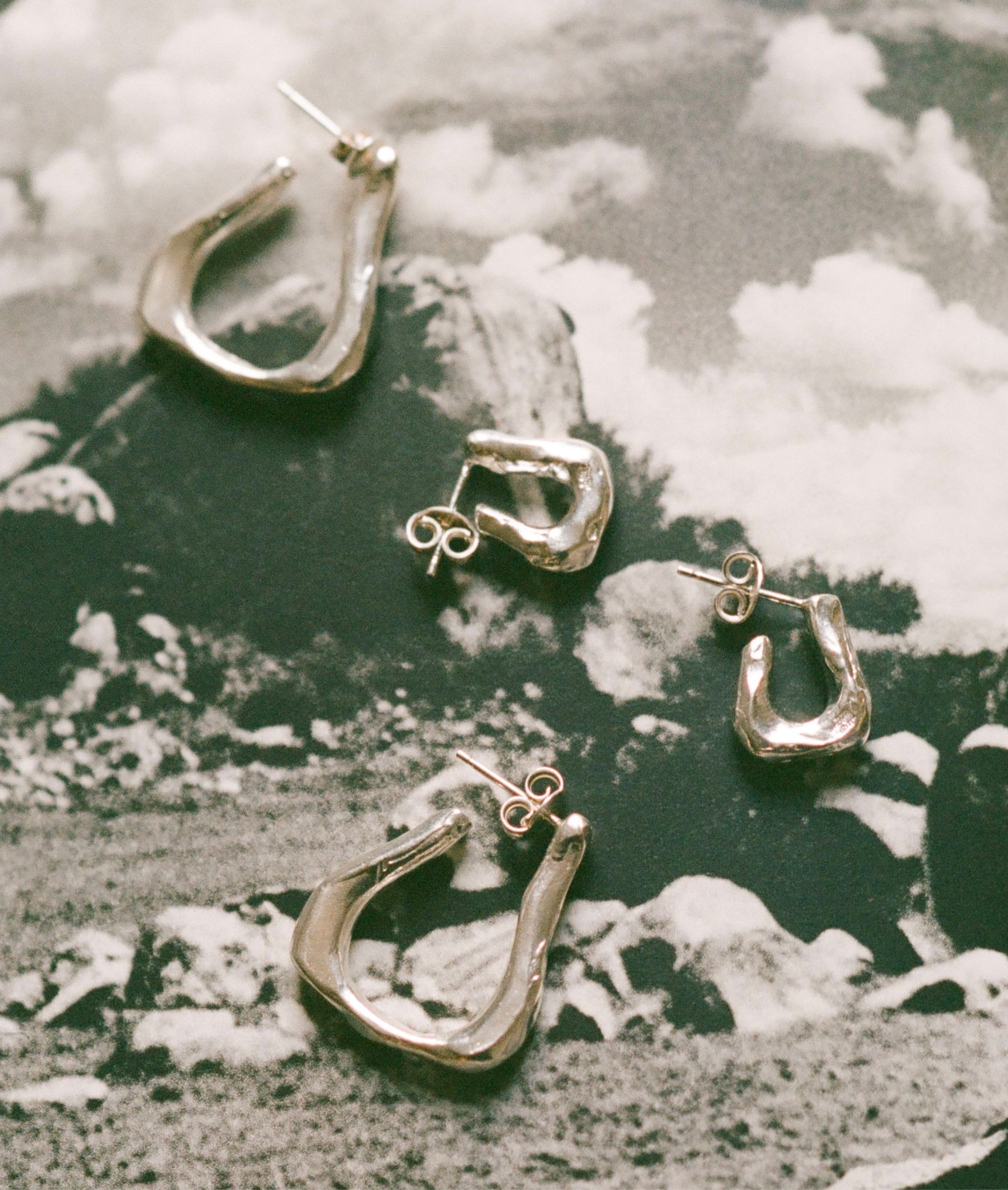 Alighieri sterling silver textured link of wanderlust hoop earrings
