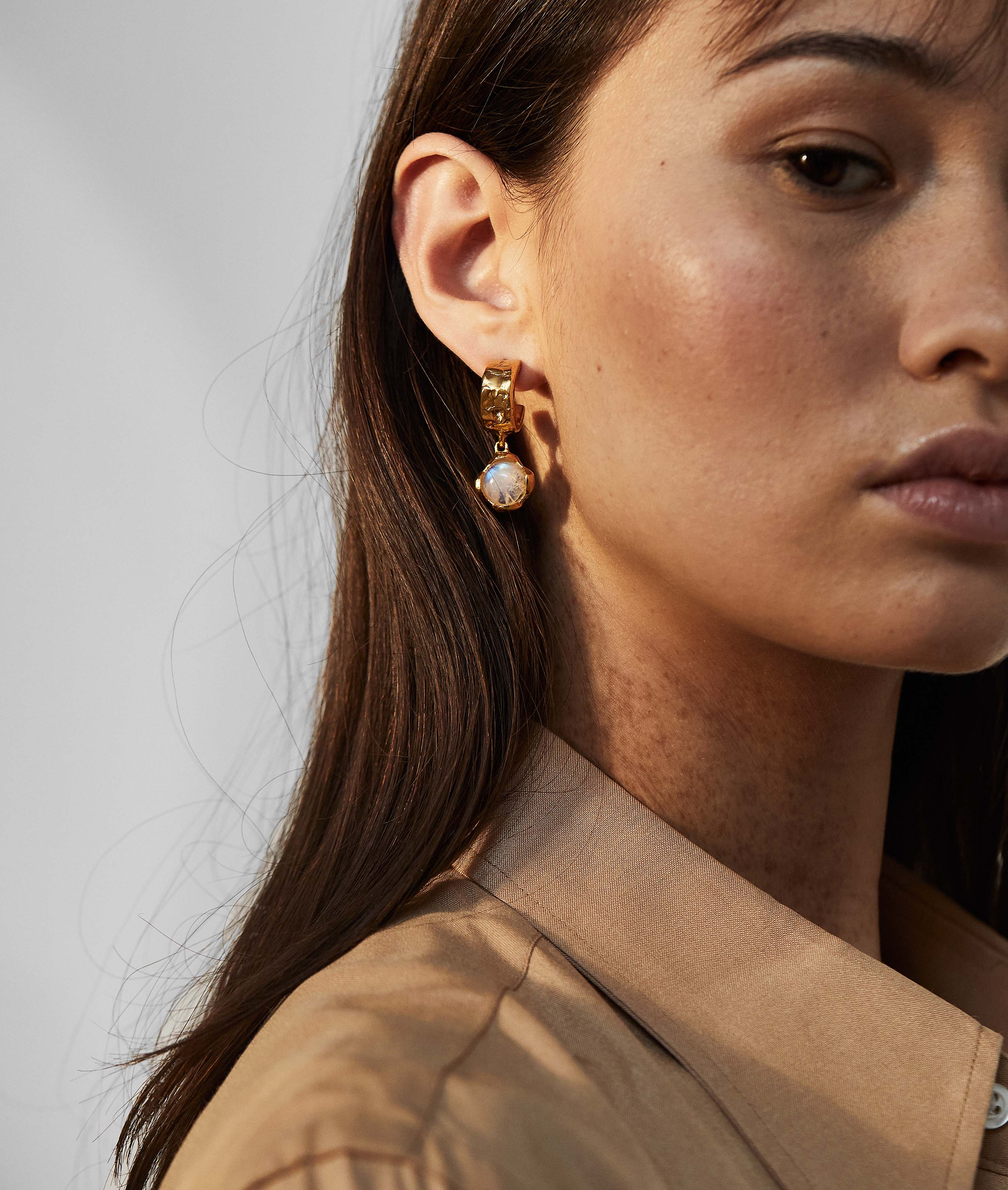 The Light Capture Hoop Earrings