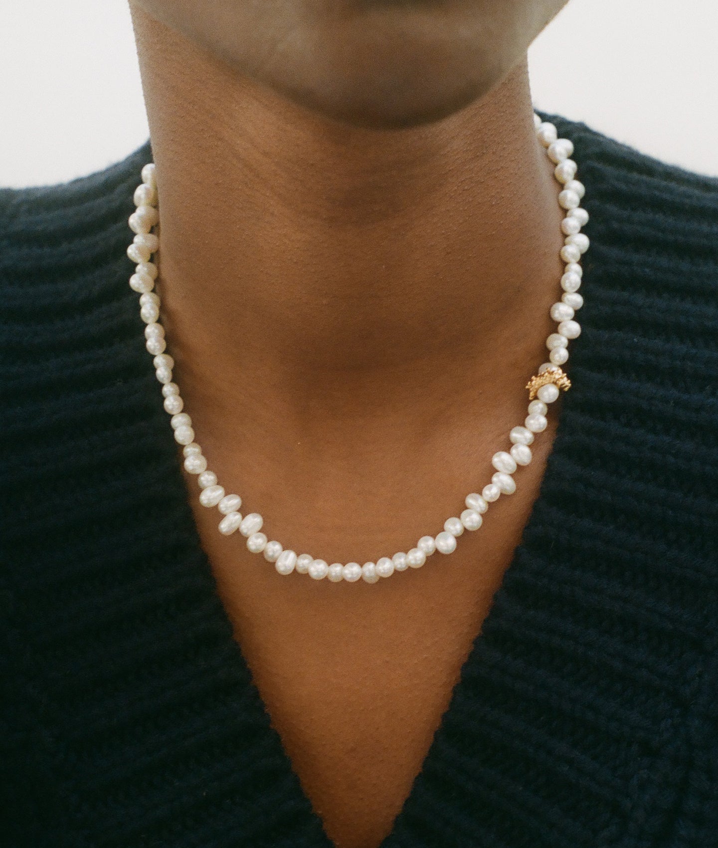 Model wearing Alighieri Freshwater Pearl Calliope Choker